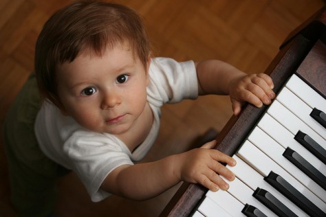 niño-y-piano